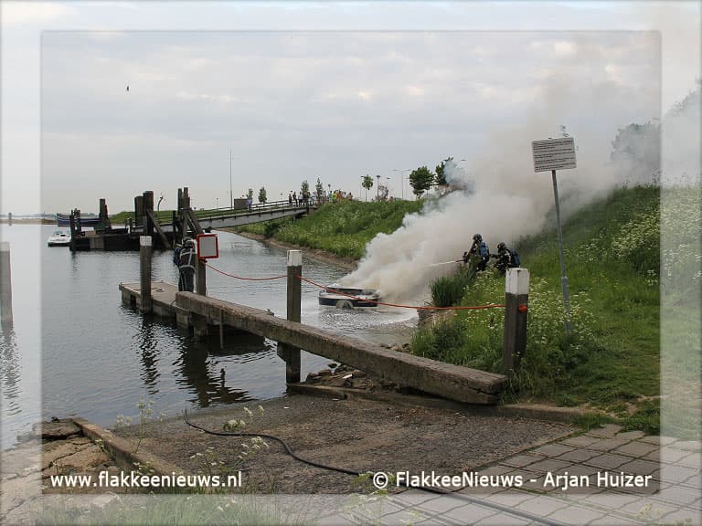 Motorboot uitgebrand in haven Middelharnis