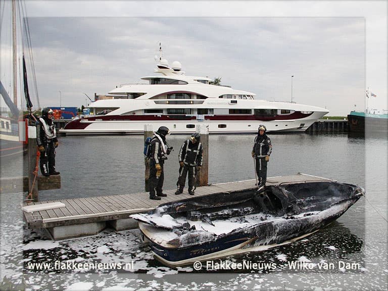 Motorboot uitgebrand in haven Middelharnis