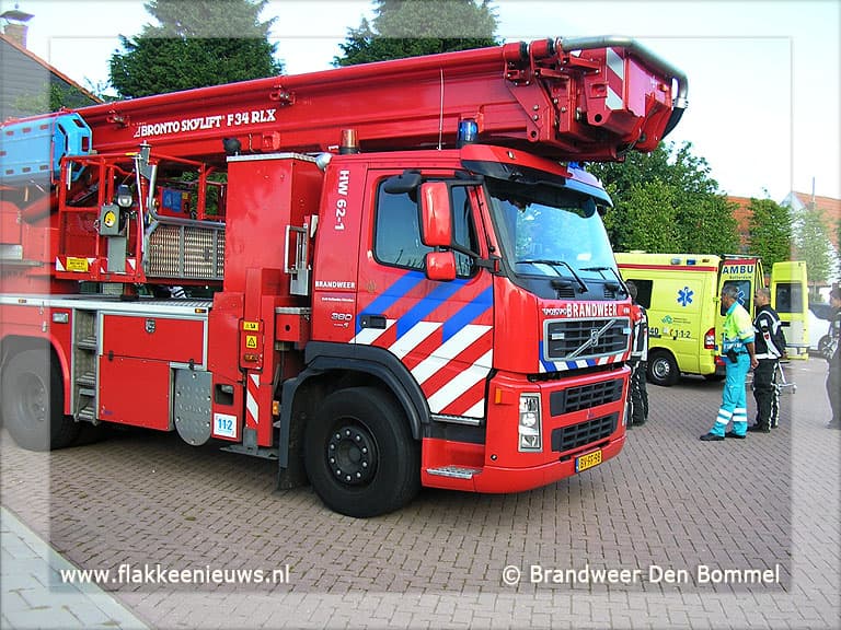Vrouw met hoogwerker uit huis gehaald