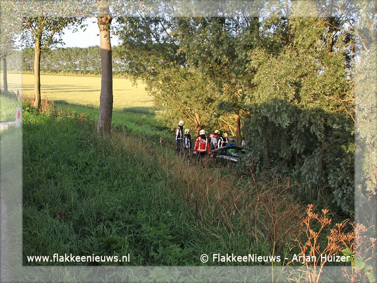 Auto van de dijk in polder Dirksland