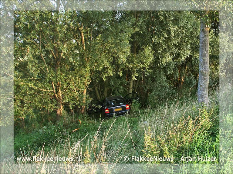 Auto van de dijk in polder Dirksland