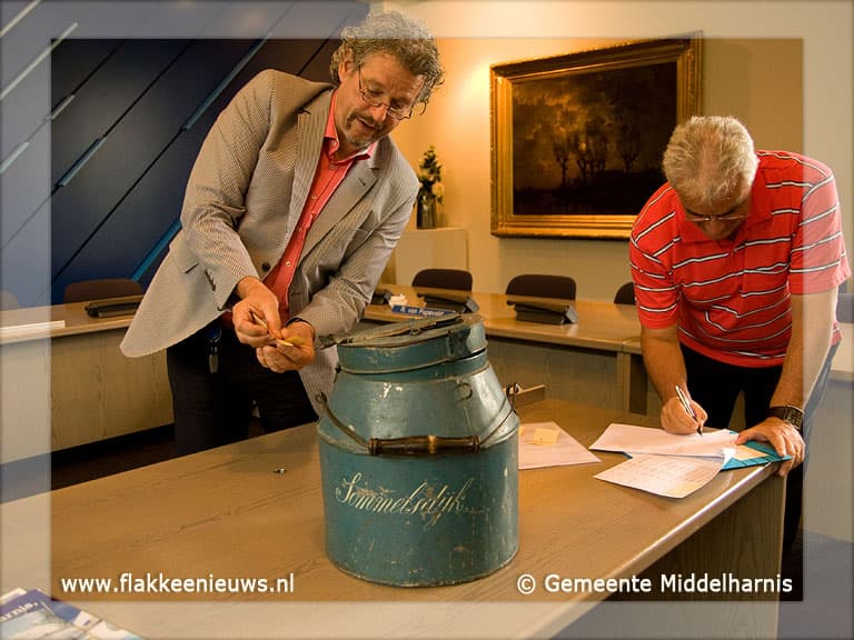 Wethouder van Doorn verloot toegangskaartjes Efteling