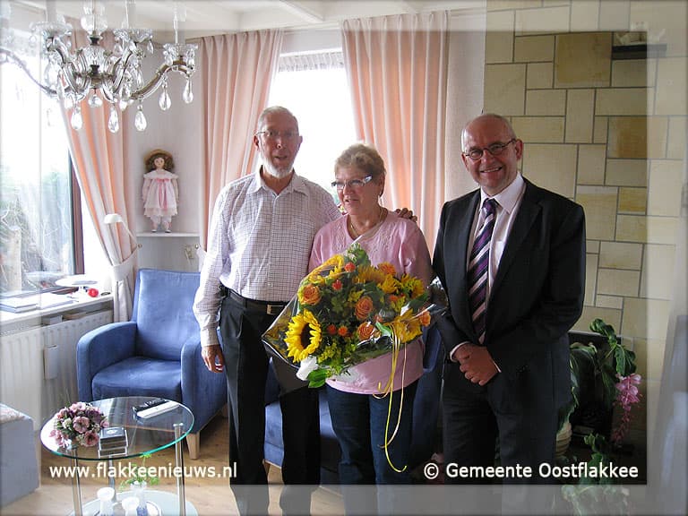 Burgemeester Heijkoop op bezoek bij echtpaar in Achthuizen