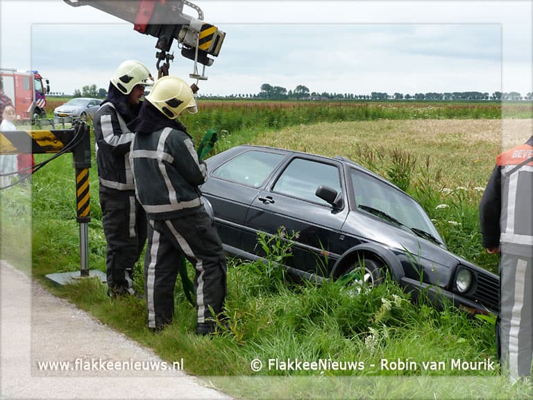 Auto te water in Dirksland