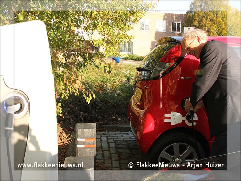 Eerste oplaadpunt elektrische auto's in gebruik genomen