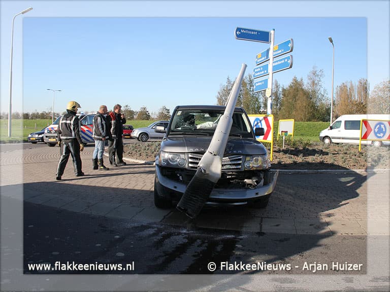 Bestuurder rijdt lantaarnpaal uit de grond