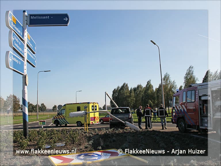 Bestuurder rijdt lantaarnpaal uit de grond
