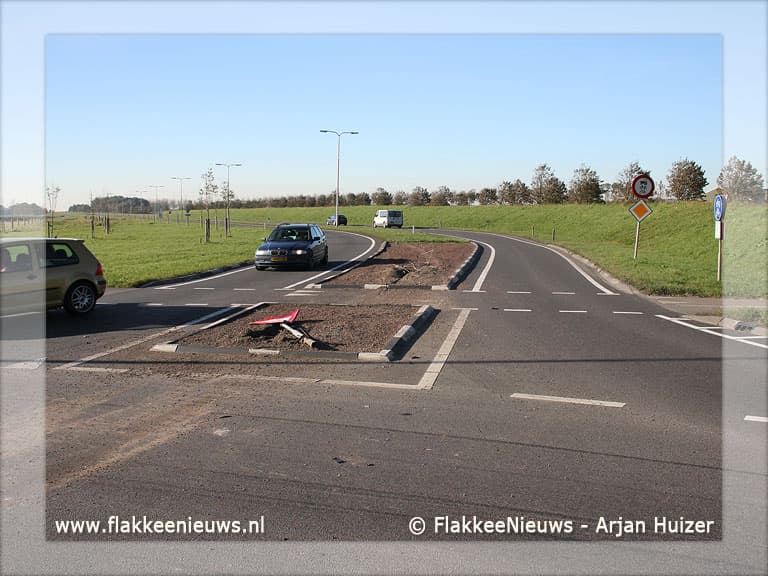 Bestuurder rijdt lantaarnpaal uit de grond