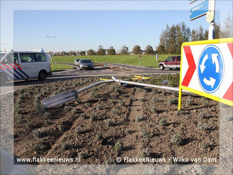 Bestuurder rijdt lantaarnpaal uit de grond