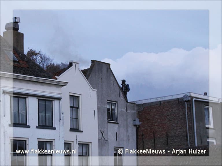 Hoogwerker in actie voor schoorsteenbrand