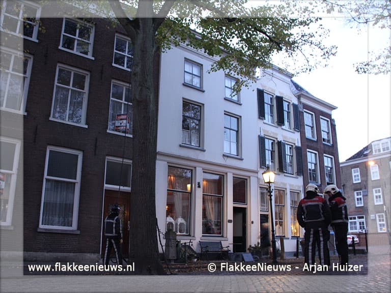 Hoogwerker in actie voor schoorsteenbrand