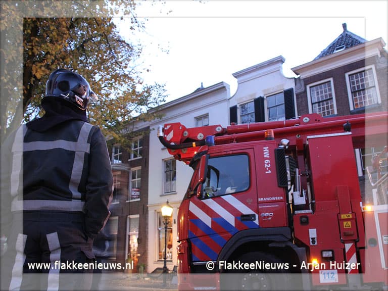 Hoogwerker in actie voor schoorsteenbrand