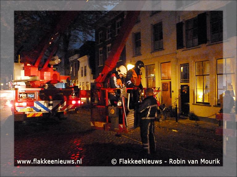 Hoogwerker in actie voor schoorsteenbrand