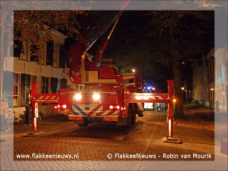 Hoogwerker in actie voor schoorsteenbrand