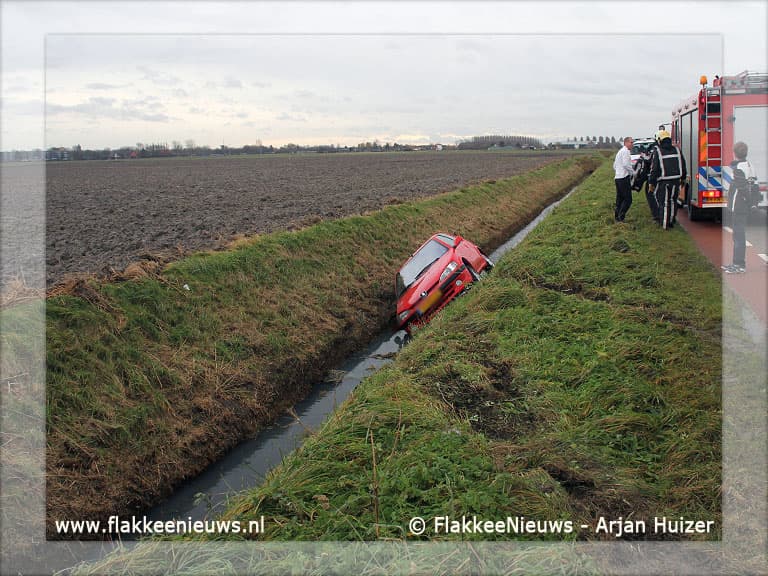 Voorbijganger ontdekt onbemande auto in sloot