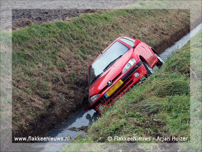 Voorbijganger ontdekt onbemande auto in sloot