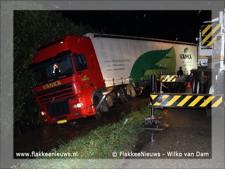 Trekker-oplegger krijgt hulp van telescoopkraan