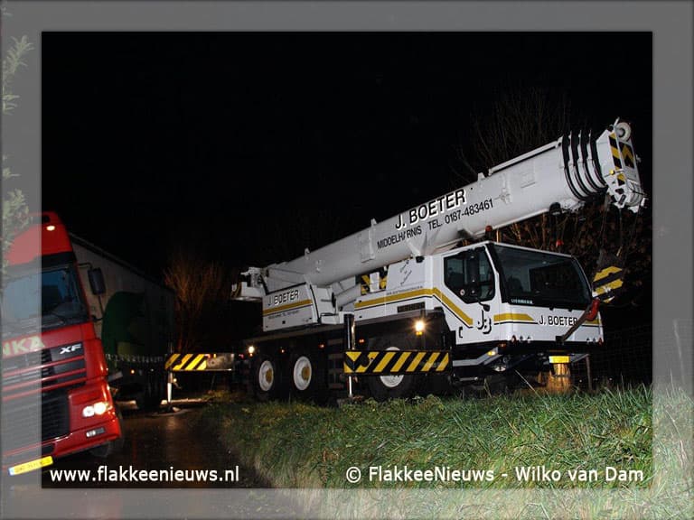 Trekker-oplegger krijgt hulp van telescoopkraan
