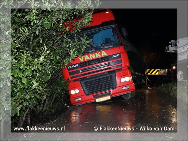 Trekker-oplegger krijgt hulp van telescoopkraan