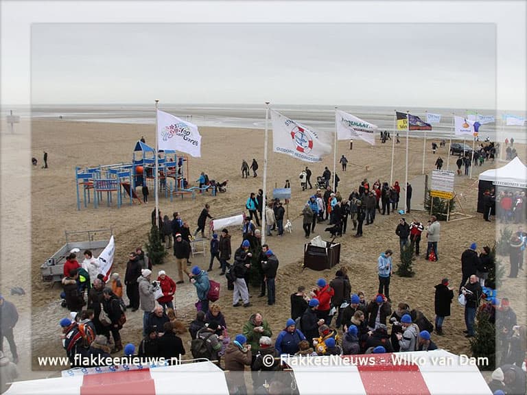 Foto's oudejaarsduik in Ouddorp