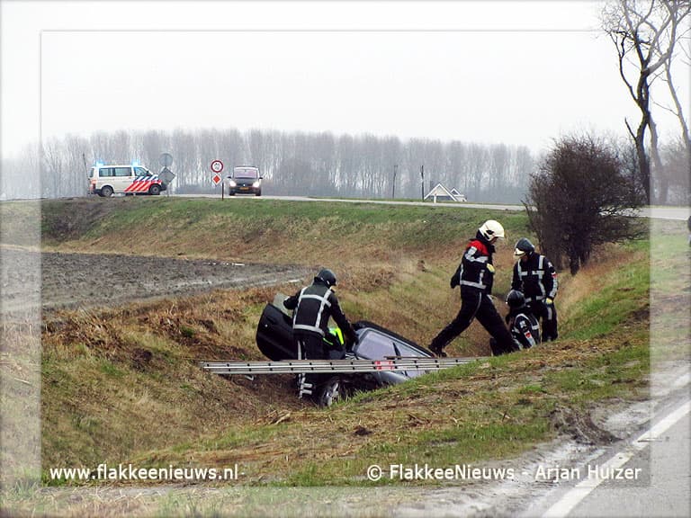 Auto in greppel bij Goedereede