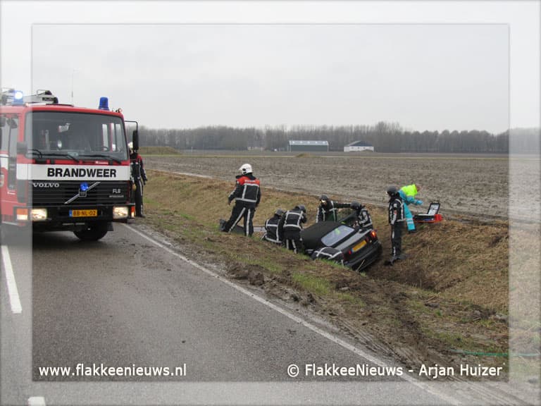 Auto in greppel bij Goedereede