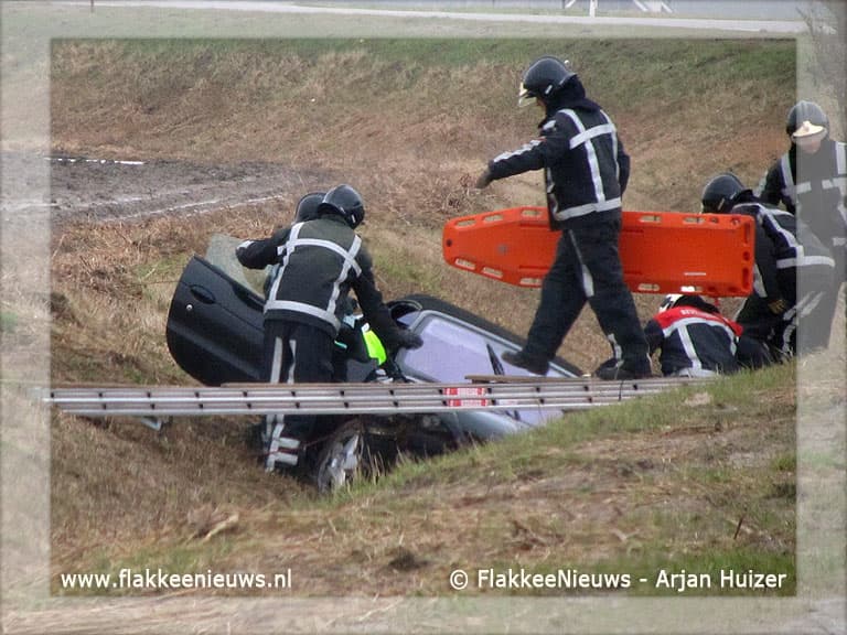 Auto in greppel bij Goedereede