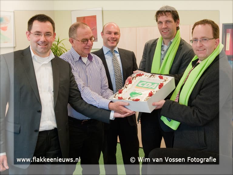 CDA deelt taart uit aan vrijwilligers ziekenhuis