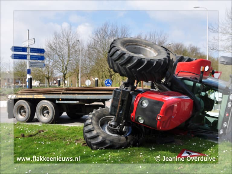 Tractor op zijn kant