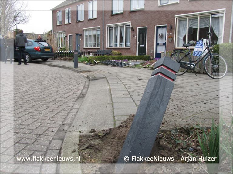 Auto belandt in voortuin