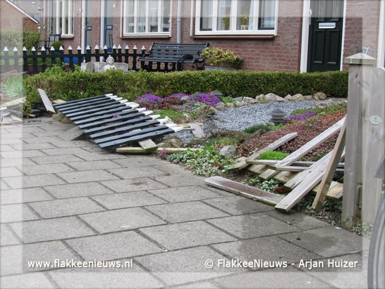 Auto belandt in voortuin