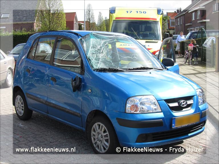 Auto op z'n kant na aanrijding