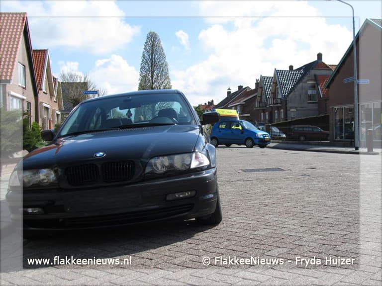 Auto op z'n kant na aanrijding