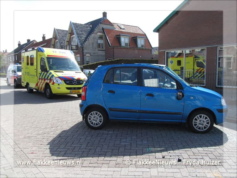 Auto op z'n kant na aanrijding