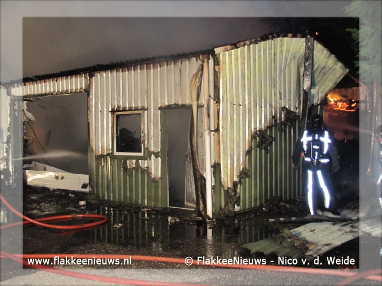 Aanhanger en schuur in brand