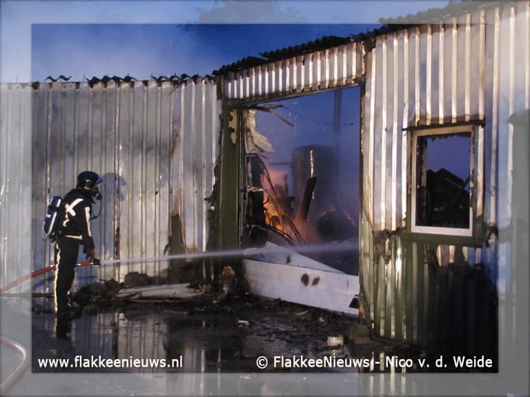 Aanhanger en schuur in brand