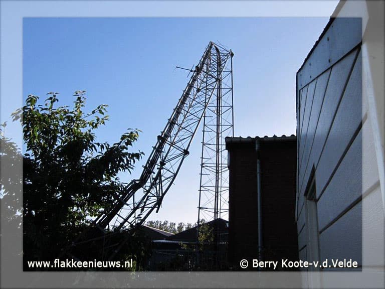 Voormalige zendmast Radio Flakkee bezweken