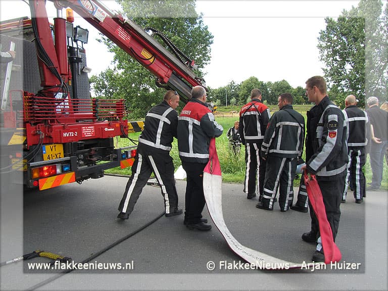 Brandweer redt paard uit de sloot