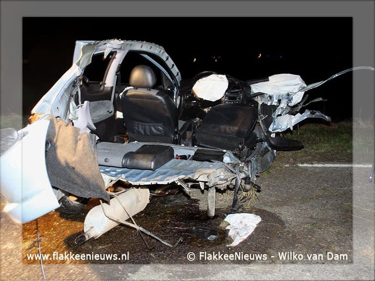 Auto door midden Oudelandsedijk Middelharnis