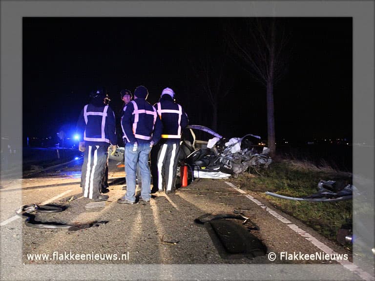 Auto door midden Oudelandsedijk Middelharnis