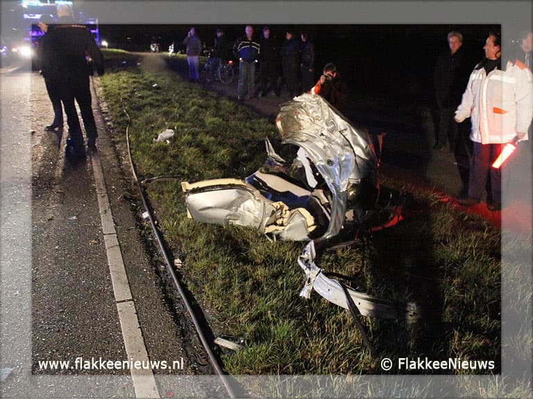Auto door midden Oudelandsedijk Middelharnis