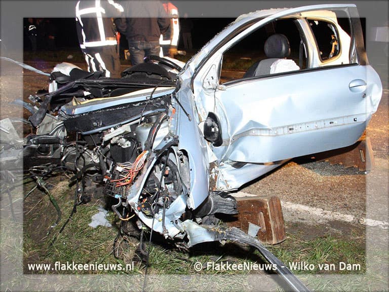 Auto door midden Oudelandsedijk Middelharnis