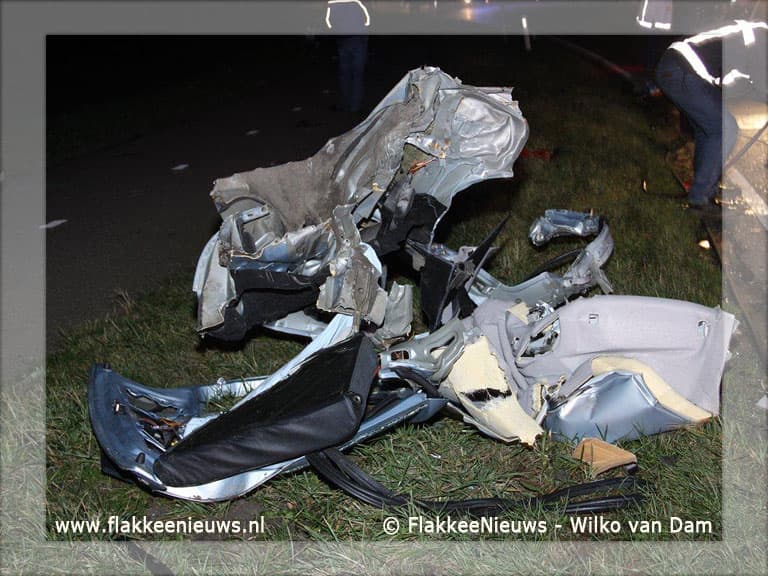 Auto door midden Oudelandsedijk Middelharnis