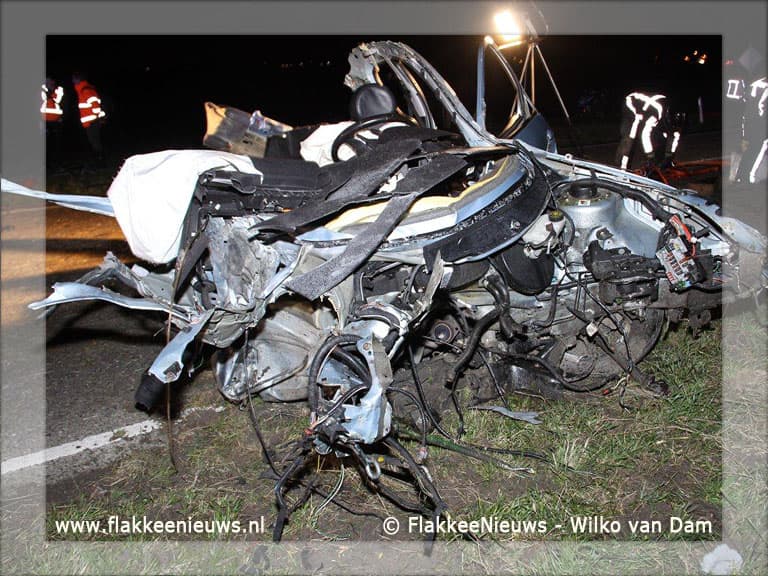 Auto door midden Oudelandsedijk Middelharnis