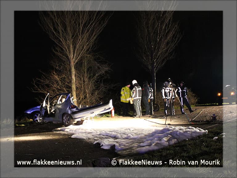 Auto door midden Oudelandsedijk Middelharnis