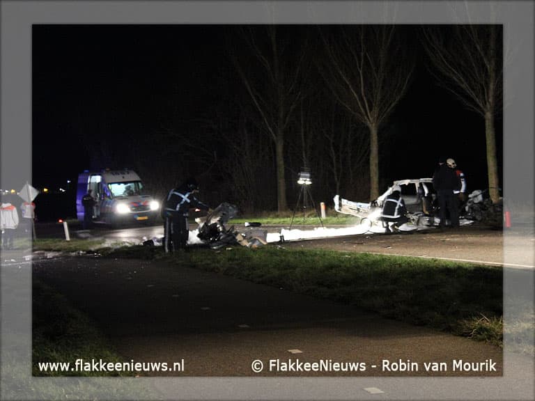 Auto door midden Oudelandsedijk Middelharnis