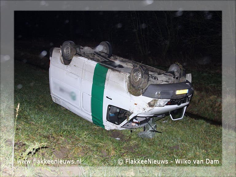 Bestelbus ondersteboven op parallelweg N59