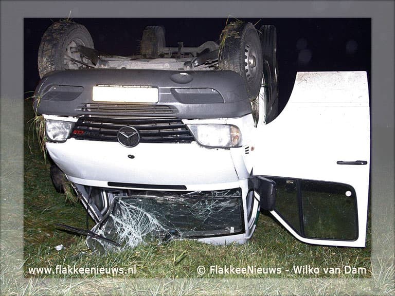 Bestelbus ondersteboven op parallelweg N59
