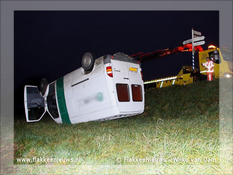 Bestelbus ondersteboven op parallelweg N59