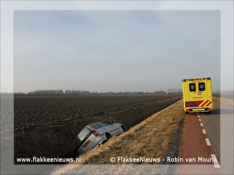Auto van de weg, in de sloot